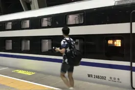 镜头下：新型卧铺动车组，每个铺位都是“包间”，售价600左右图片