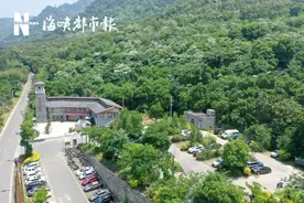 鼓岭一停车场惊现“僵尸豪车”！车里都长草了图片