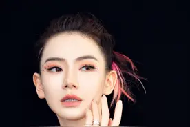 戚薇穿粉色露肩裙，网友：超有女人味图片