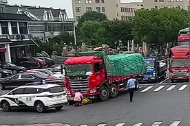 眼看老人要被货车碾压，警车救命卡位……图片