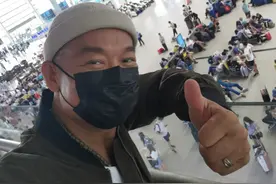 60岁香港戏骨坐高铁到横店，感恩又有工作，独自拖行李水果都自带图片
