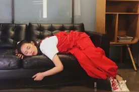 马思纯新研究出沙发躺瘦，趴着坐着瘫，画风可爱俏皮图片
