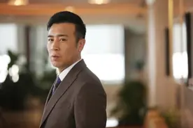由大24岁姐姐喂奶长大，8个哥哥姐姐供他上学，成名后养活全家图片