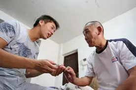 为报老人养育恩，安徽小伙照顾精神病养父10年，拒回亲生父母身边图片