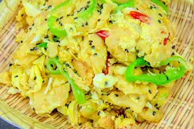2个鸡蛋，1勺面粉，厨师长快速做面煎青椒圈，满满都是儿时的味道视频封面
