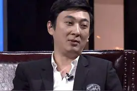 王思聪深夜蹦迪，众人店内举灯牌列队欢迎，数名网红女寸步不离图片