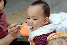 儿科医生：孩子3岁前辅食要做到“三碰四不碰”，早知道省不少心图片