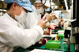 工厂再遇用工荒！年轻人“躺平”，农民工减少，谁该为此背锅？图片