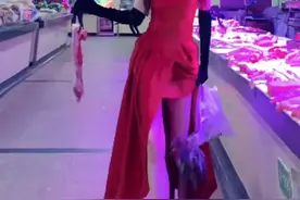 佛媛之后又见“菜媛”，逛市场穿礼服还走模特步，引发群众围观图片