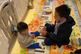 应采儿爸爸儿童节晒两个外孙萌照，jasper和弟弟一起坐围栏里玩图片