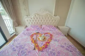 要求陪嫁房给婆婆住被拒，丈夫带衣离家，回家后发现钥匙已换图片