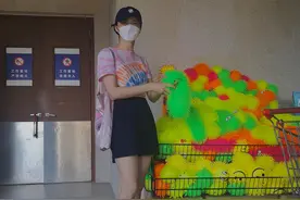 41岁姚晨穿短裙扮嫩！大秀长腿好似少女，手拿玩具童心满满图片