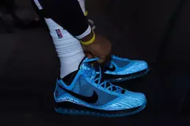 今日球鞋：詹姆斯上脚LeBron7，塔克上脚AJ35图片