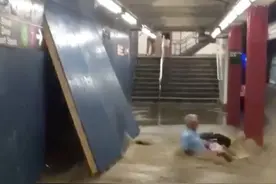 纽约地铁被水淹，美国网友叫嚣：很像中国！中国崛起，美国在梦里图片