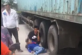 突发！大货车撞到一名骑车小学生，孩子被卷入车轮下，不幸遇难图片