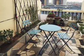 住在顶楼就是好，拥有楼顶露台所属权，架空铺上防腐木地台好惬意图片