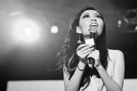 母亲被判无期，满口孝顺的歌手曲婉婷还在国外吃香喝辣图片
