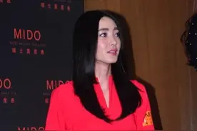 王丽坤真是长了张“妲己脸”，淡妆看着真妩媚，但坐姿挺端庄的图片