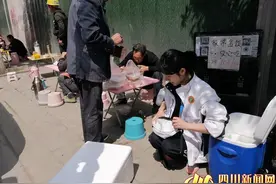 “姐姐努力的样子很美！”90后女孩工地卖快餐走红网络图片
