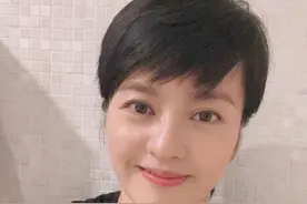 45岁女星梁咏琪罕见晒自拍，冻龄引关注，网友：一代玉女风采依旧图片