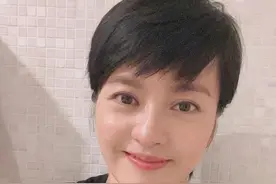 45岁女星梁咏琪罕见晒自拍，冻龄引关注，网友：一代玉女风采依旧图片