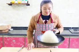 翻锅其实非常简单，其实需要掌握技巧，女生学习后也能翻起来视频封面