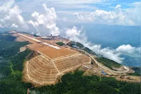 削平7座大山，填了6个山谷，中国在海拔1771米的山顶建了一座机场图片