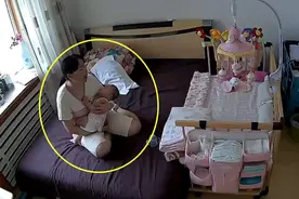 保姆多次吼孩子，孩子却还是哭着过去求抱抱，背后原因令宝妈落泪图片
