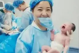 “渣男宝宝”走红，刚出生就主动“撩”护士姐姐，宝爸看后很无奈图片