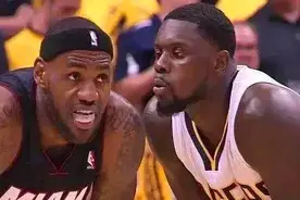 NBA比赛场上瞬间定格的亲密接触画面，带给您轻松一笑图片