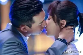 吻戏为何只露出上半身？看到下半身后，惊奇的脑洞粉丝都乐了图片