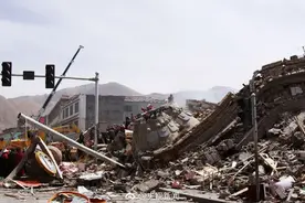玉树地震十周年｜难忘人民子弟兵的身影图片