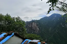 终南山探访千年莲花洞的路上，拜访脚踩100斤铁鞋的道长图片