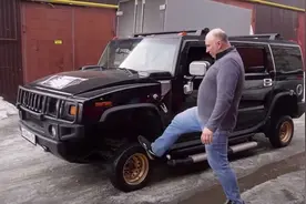 俄国大爷给悍马H2换上13英寸“小脚” 高速上画风太美图片