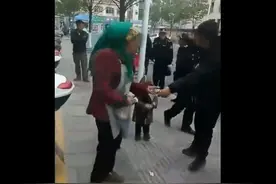 6旬老婆婆路边卖菜，城管市民只给钱不要菜，她边哭边笑……图片