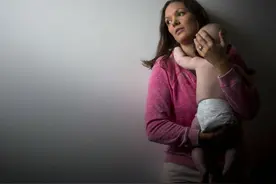 "开夜灯"照顾小婴儿是方便，但其4点危害却不可逆，父母要了解图片