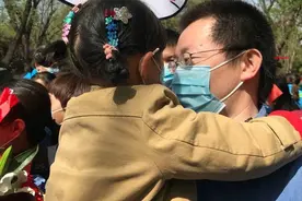 见到战疫归来的爸爸，5岁女孩抱着不撒手，下地也要拽着衣角，生怕爸爸跑了图片