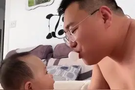 吉林一男子吹泡泡糖喷女儿脸上，网友：幼儿园文凭也不会这么开心图片