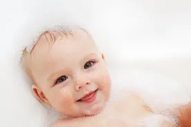 坐、爬、站、走：婴儿大运动的发育节奏时间表，宝妈收藏参考图片