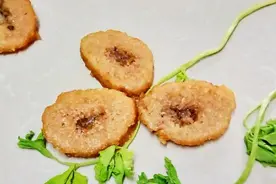 粽子别再蘸糖吃，换个办法煎一煎，金黄酥脆，包你家里粽子不够吃图片