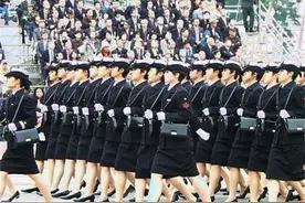 阅兵式上，日本女兵为啥要挎个小黑包，里面到底装了啥？图片