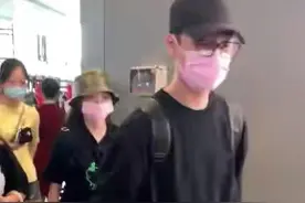 张靓颖和男友走机场，穿基础款情侣装百搭时尚，戴同款口罩真般配图片