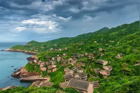 曾经繁华的小村变"鬼村"，3000村民离奇"消失"，村子被坟墓围绕图片