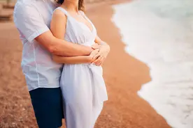 女人老牛吃嫩草的婚姻幸福吗？49岁阿姨：每天都很有激情图片