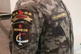 我军下发新军装还有二维码！科技感十足 更加贴合实战图片