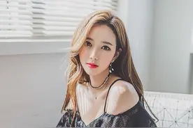 轻罗小扇白兰花,纤腰玉带舞天纱.疑是仙女下凡来,回眸一笑胜星华.图片