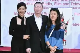冯小刚女儿冯思羽罕见亮相，穿拼色T恤很低调，颜值更像爸爸图片