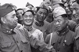 1955年大授勋，许世友，洪学智等多位上将，走到这位中将面前敬礼图片