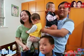 7人挤43㎡，想生二胎却来了龙凤胎，一起洗澡，老公受不了图片