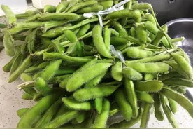 秋季的毛豆搭配花生一起煮，操作简单，好吃又入味，真解馋图片